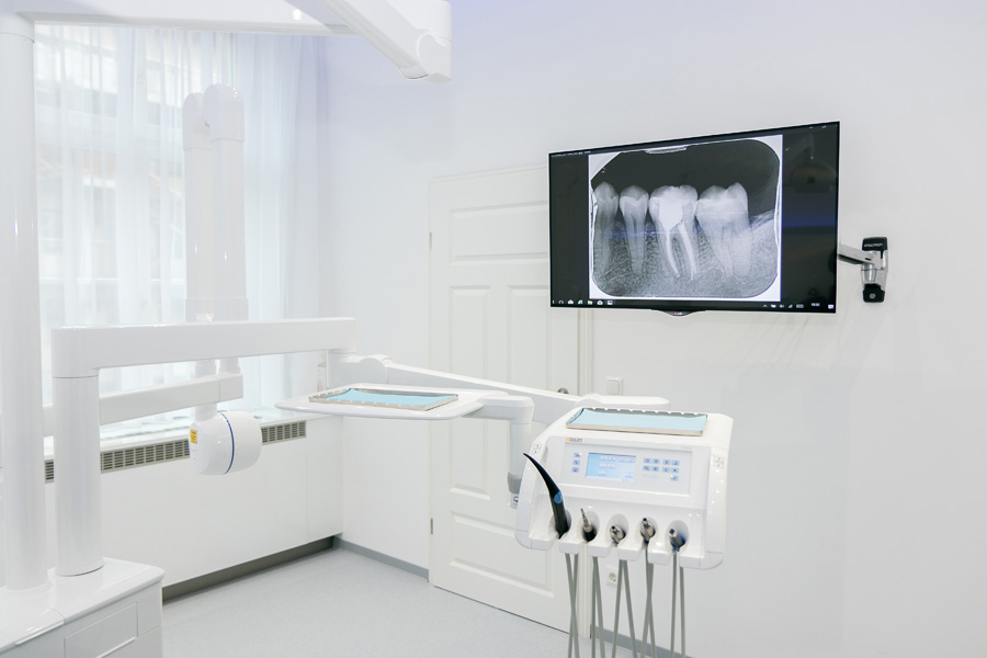 Monitor zur Wurzelkanalbehandlung beim Zahnarzt Brandenburg an der Havel